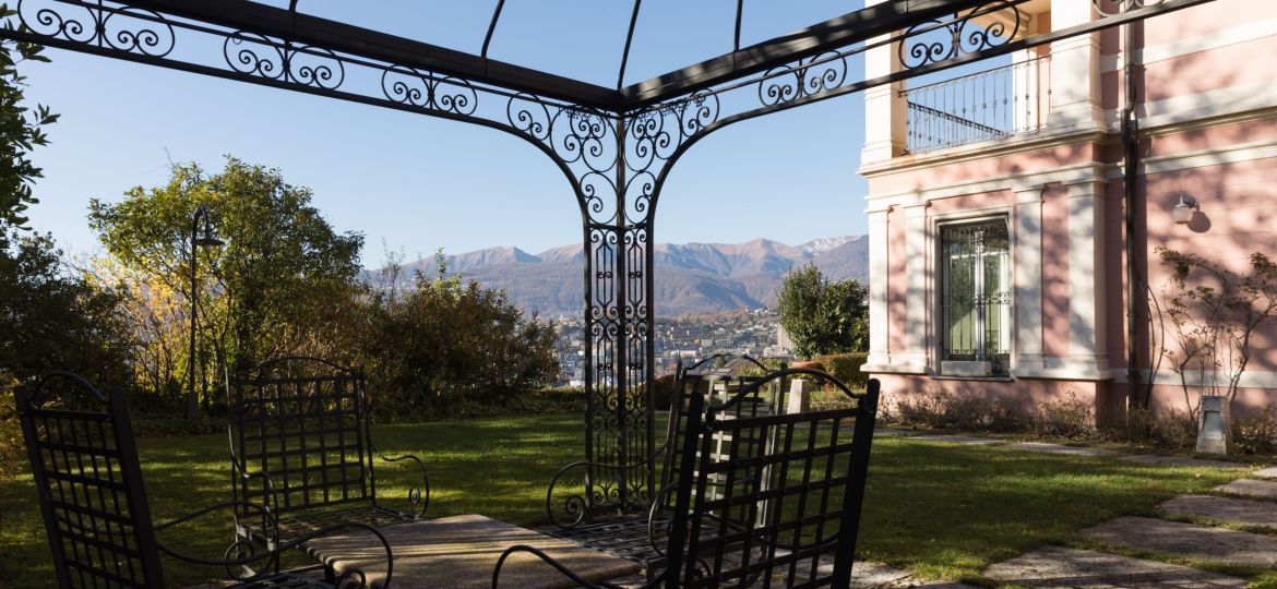 Gazebi su Misura: Come Scegliere il Gazebo Ideale per il Tuo Giardino Vista Lago